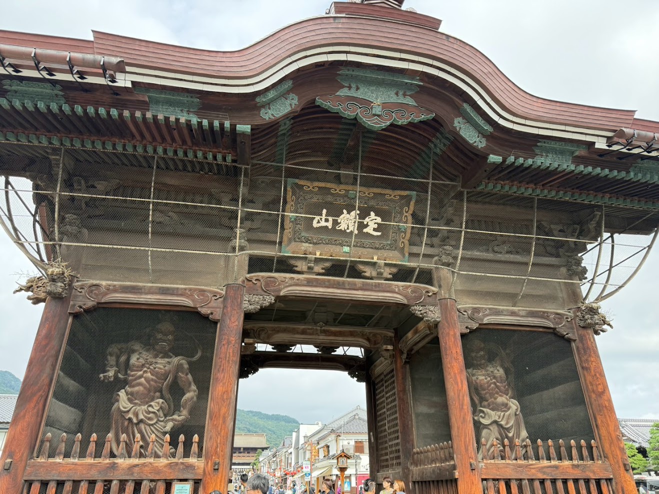 善光寺の仁王門を下から見上げたところ
