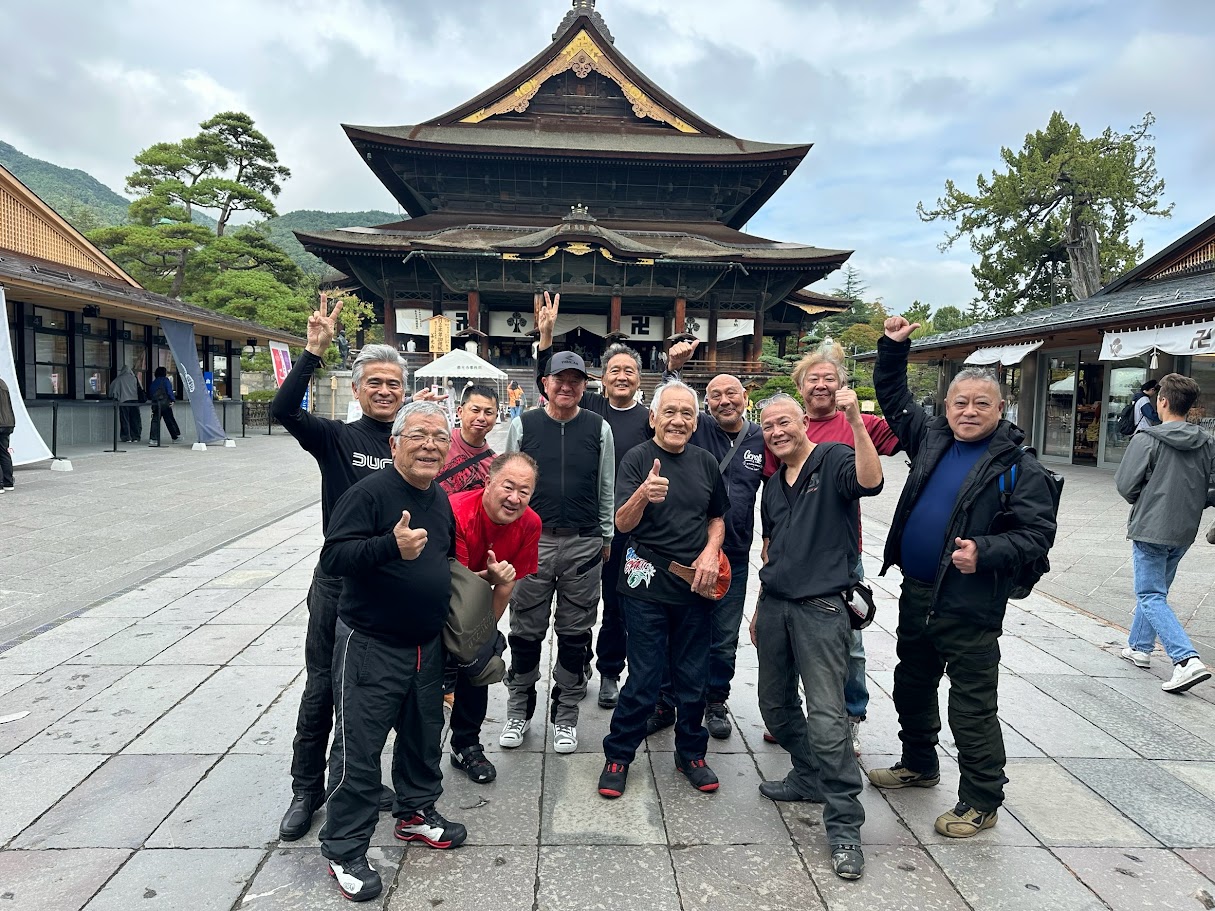 善光寺の本堂の前での集合写真