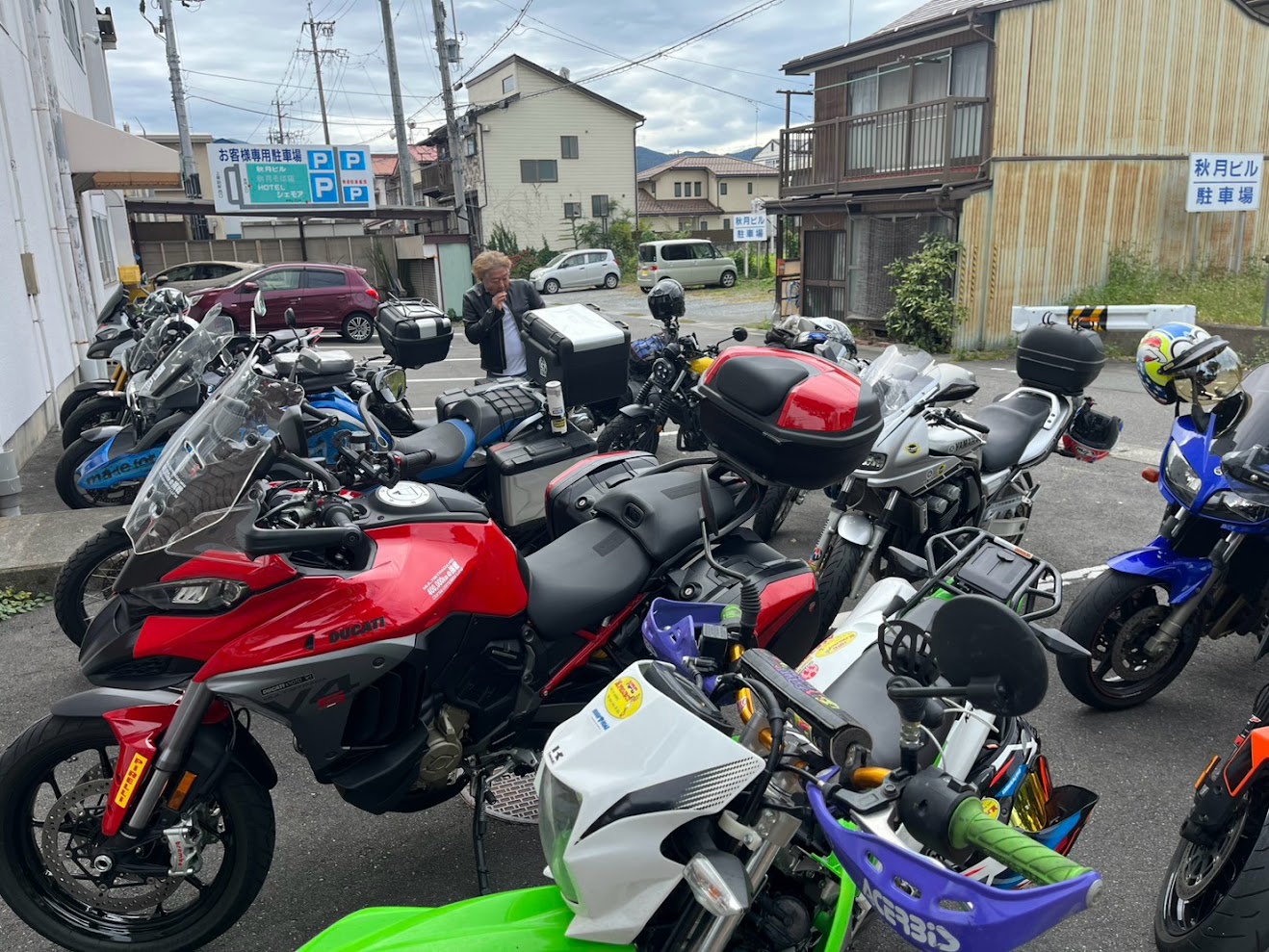 同じ駐車場。看板に「秋月ビル 駐車場」と出ている