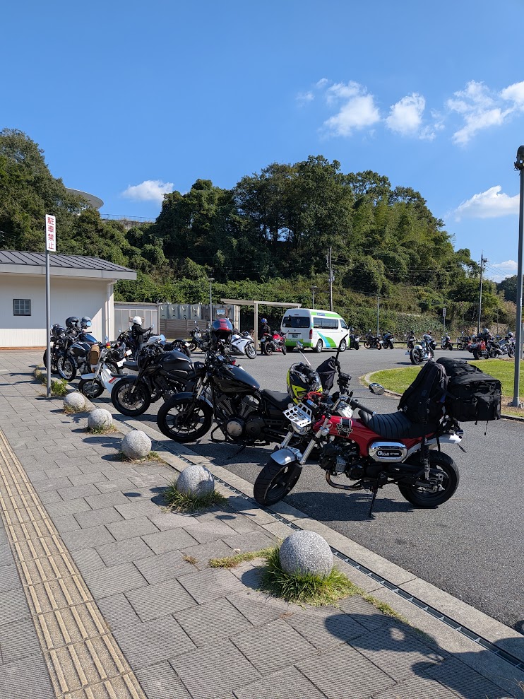 道の駅の駐車場。十数台のバイクが並んでいる