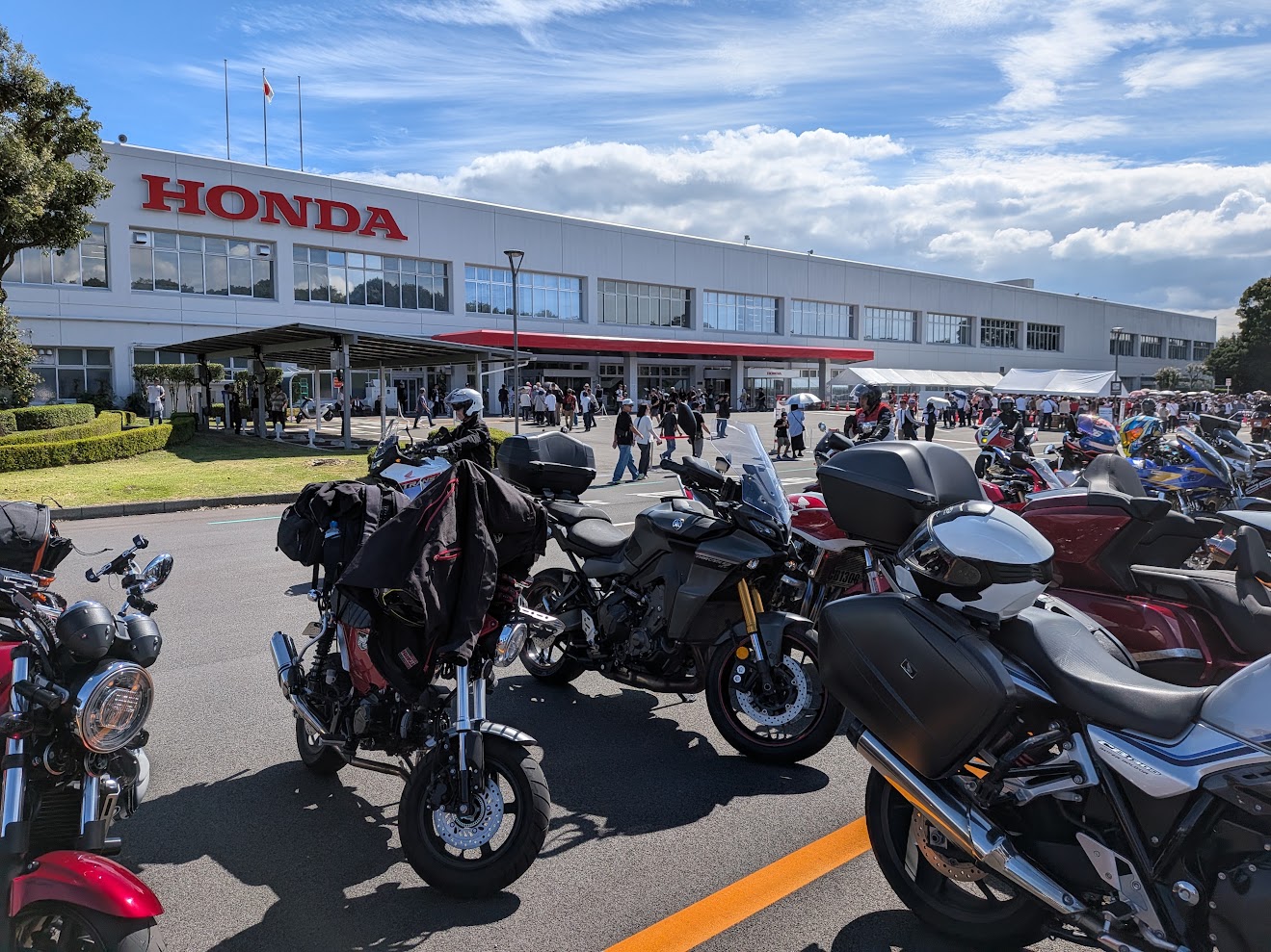 HONDAと大きく出た建屋の前に、バイクがぎっしり並んでいる