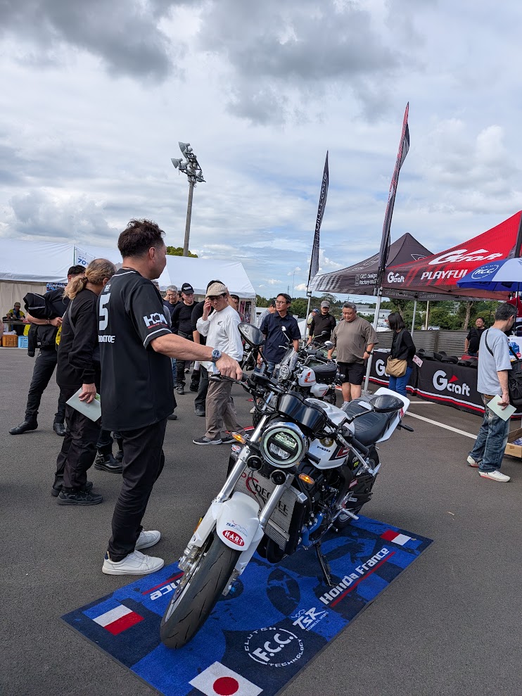 Gクラフトのブース。展示マットの上に白いHondaの車両が置いてある