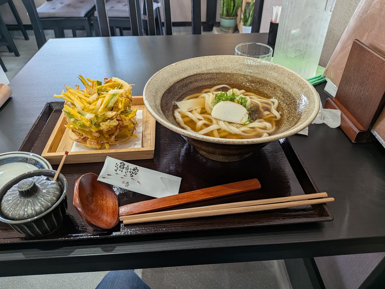 うどんとかき揚げの定食がトレーに載っている