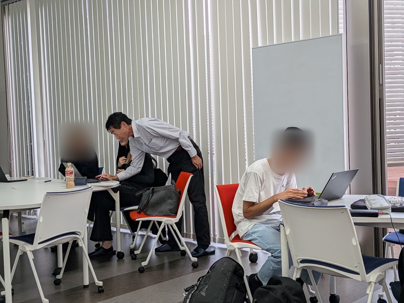 野間先生が学生の席を回っている