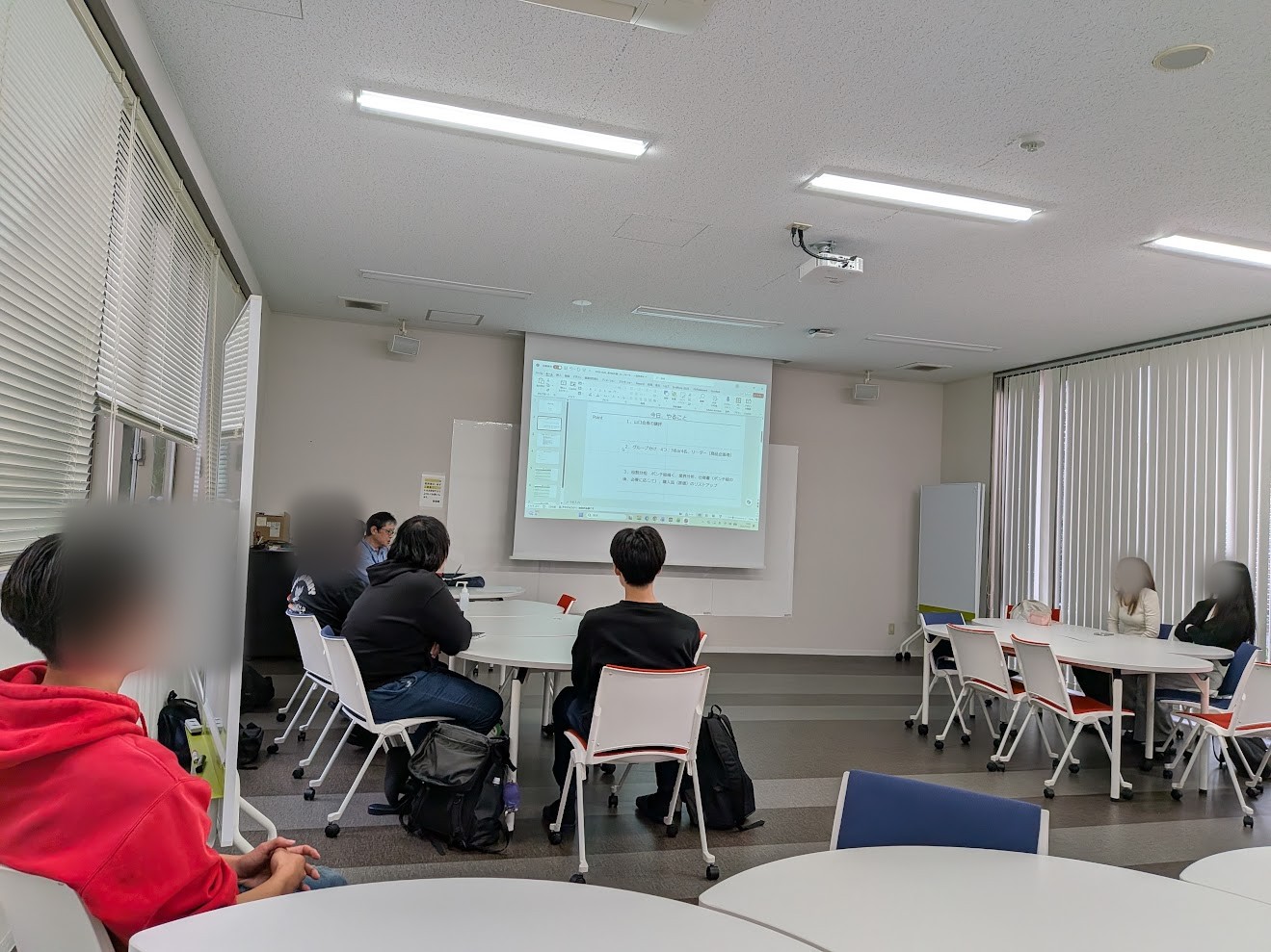 教室の様子。手前のパソコンにこの日の進め方が映っている