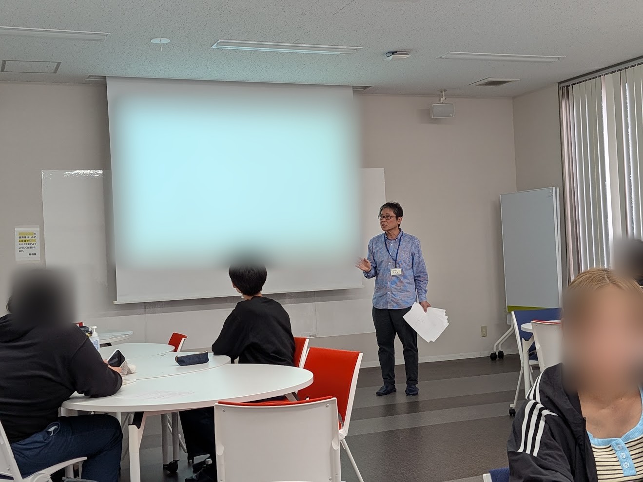 野間先生が前で説明